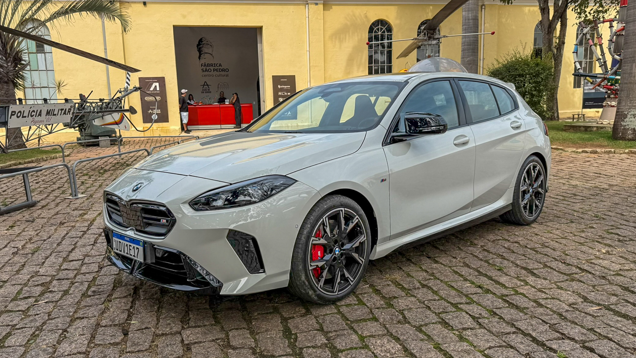 BMW M135 xDRIVE ESTREIA NO BRASIL COM 317 cv