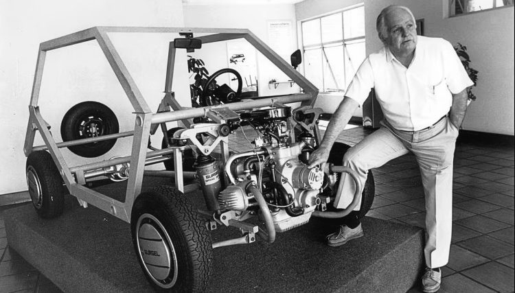 Gurgel explica as entranhas do BR-800 (Fotos: Divulgação Gurgel_