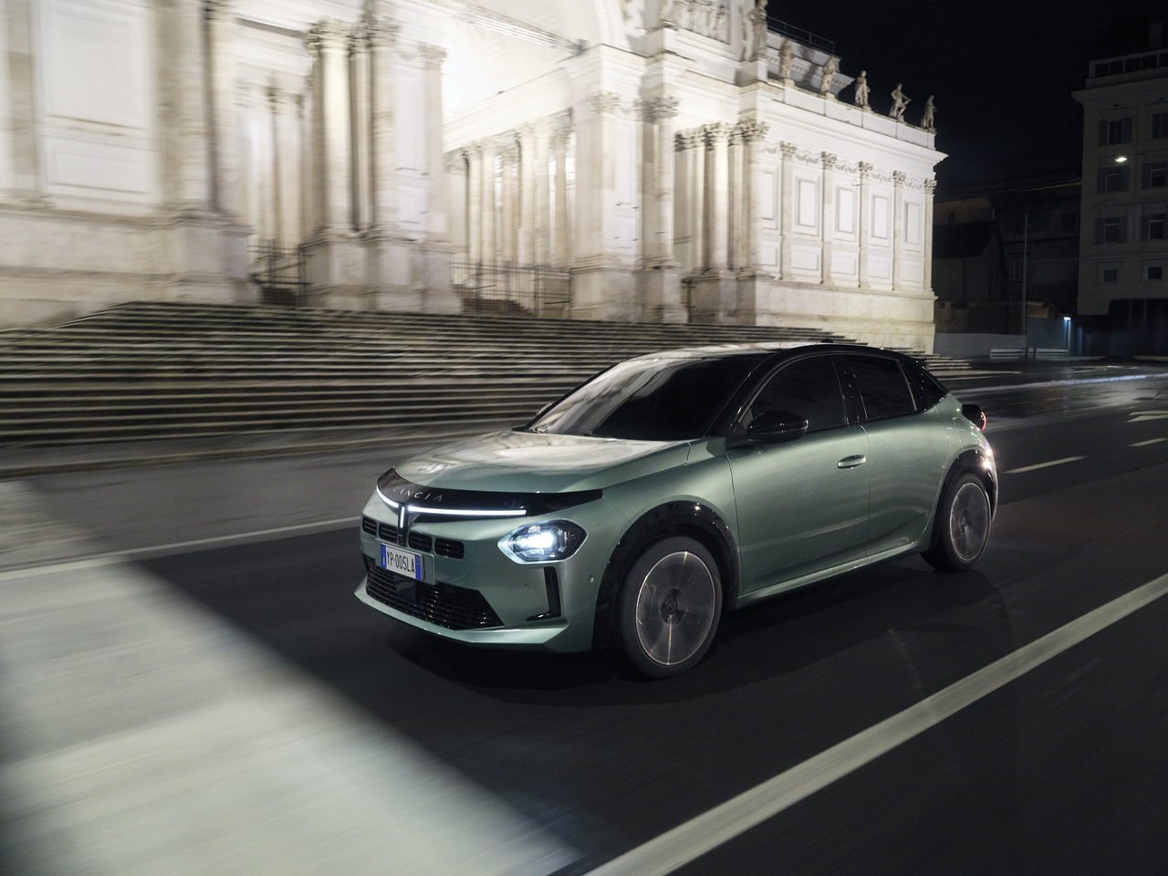 LANCIA AMPLIA A LINHA YPSILON COM A VARIANTE TURBO 100