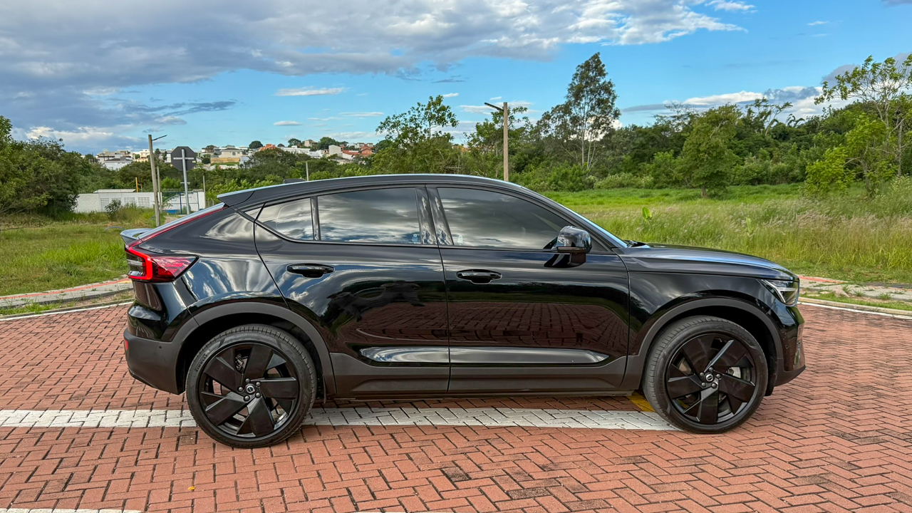 VOLVO EC40 BLACK EDITION, SILÊNCIO E FORÇA NO USO
