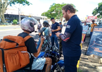Funcionário do Detran-SP aborda motociclista: órgão atua para proteger grupo que mais morre no trânsito (Foto: Divulgação Detran-SP)