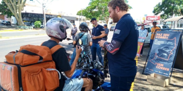 Funcionário do Detran-SP aborda motociclista: órgão atua para proteger grupo que mais morre no trânsito (Foto: Divulgação Detran-SP)