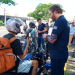 Funcionário do Detran-SP aborda motociclista: órgão atua para proteger grupo que mais morre no trânsito (Foto: Divulgação Detran-SP)