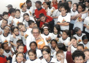 Chico Lelis com as crianças de Heliópolis (Foto: divulgação)