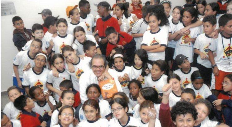 Chico Lelis com as crianças de Heliópolis (Foto: divulgação)