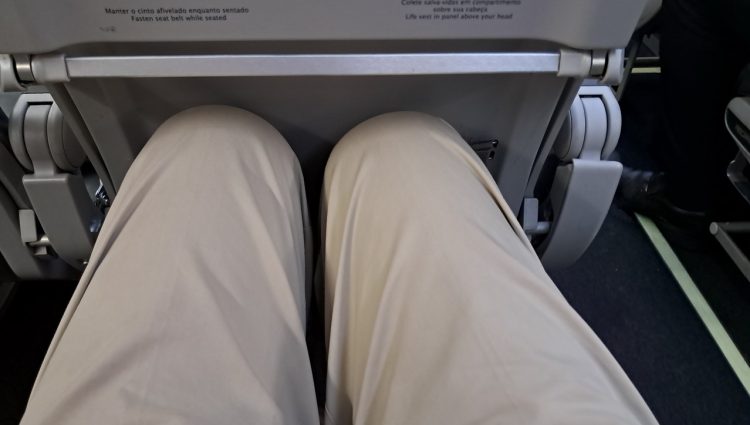 Pernas espremidas No Boeing 737-800 da Gol (Foto: autor)