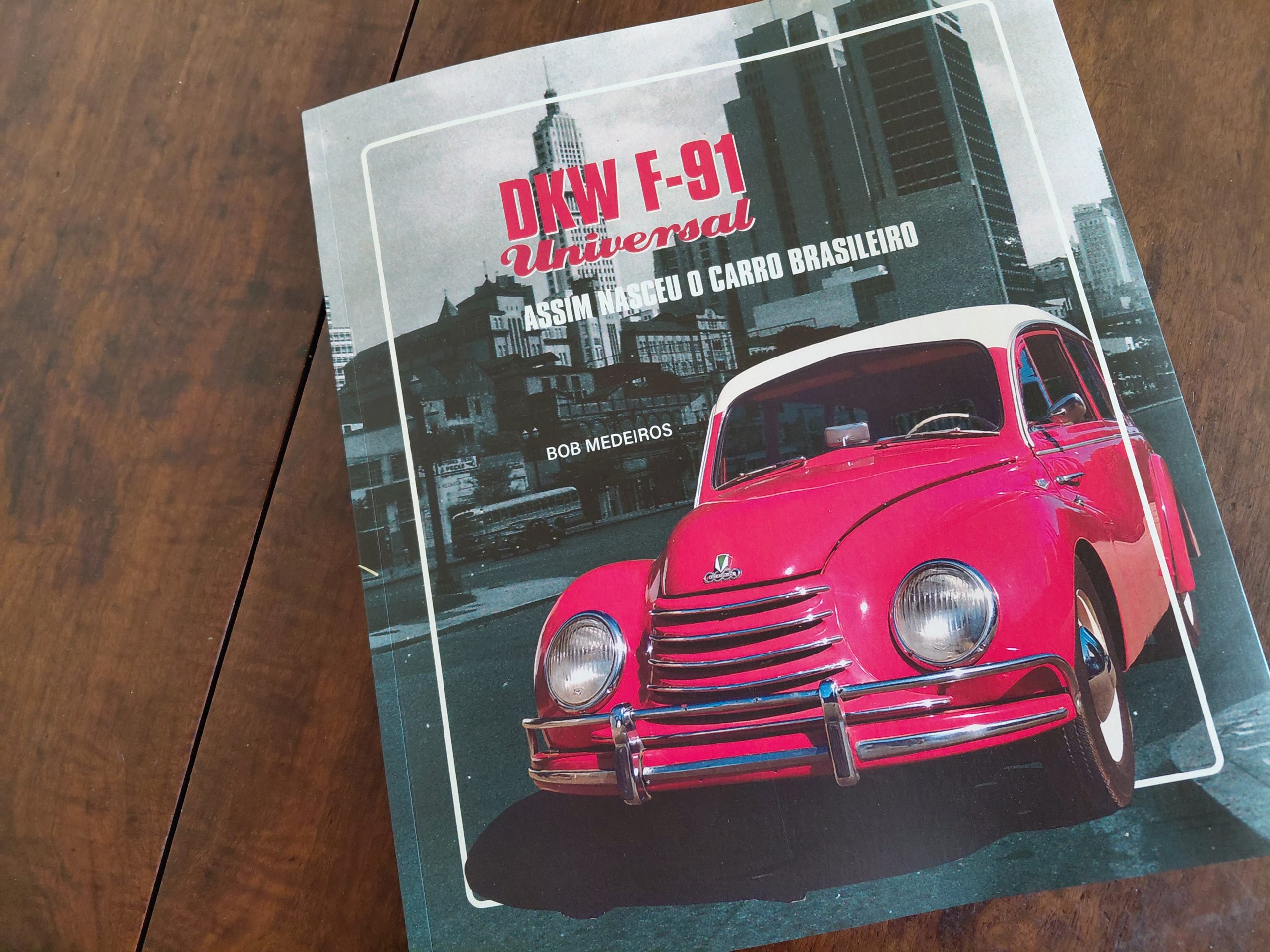 LIVRO CONTA A HISTÓRIA DE CARRO PIONEIRO NO BRASIL