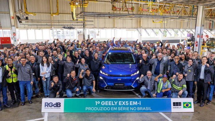 Primeiro Geely fabricado no Brasil (Foto: divulgação Renault Geely do   Brasil)