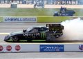 O contato do pneu com o solo que determina a tração e o controle do veículo, mas é um processo complexo. (Fonte: https://www.af.mil/News/Article-Display/Article/122359/air-force-enters-funny-car-racing/)