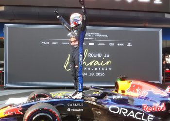 Verstappen exultante com s vitória (Foto: Red Bull