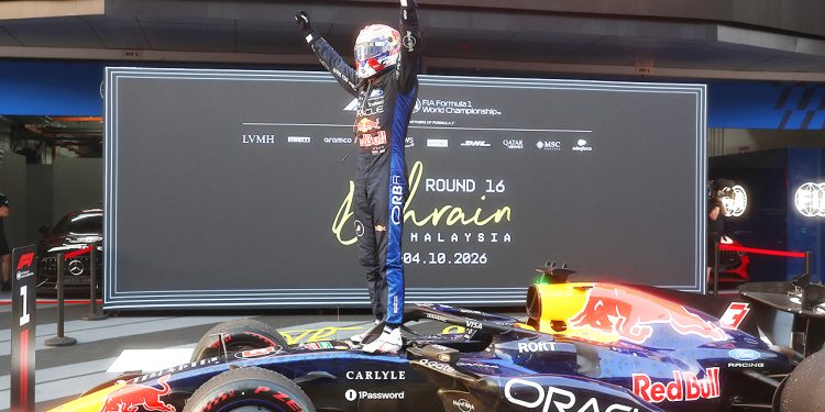 Verstappen exultante com s vitória (Foto: Red Bull