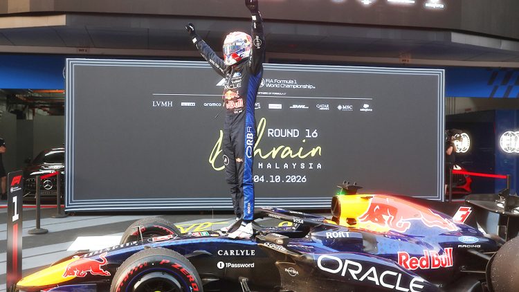 Verstappen exultante com s vitória (Foto: Red Bull