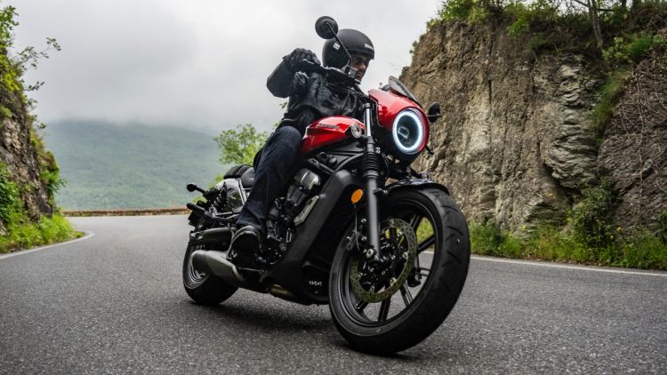 A Moto Morini Calibro tem proposta custom mas com um comportamento um pouco mais dinâmico (Foto: divulgação Moto Morini)